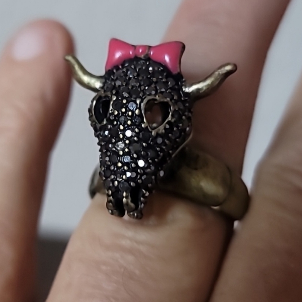 Vintage BETSEY JOHNSON Lady Luck Black Cow Skull w Pink Bow Stretch Ring. Size 9